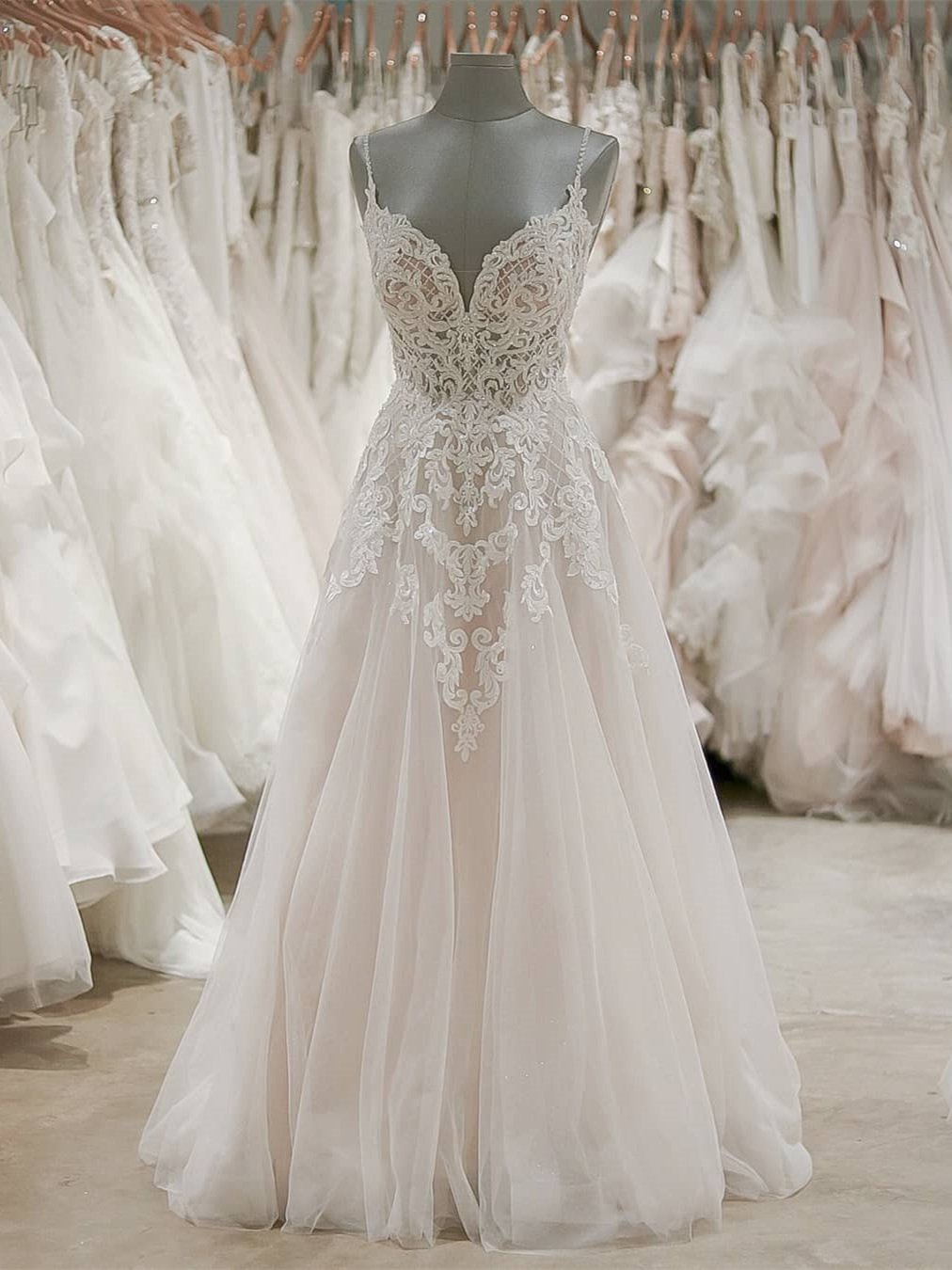 Spaghetti Strap V Neck Beach Wedding Dresses Backless Ivory Tulle Wedding Dress