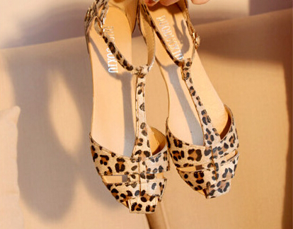 Ulass Fashion Flat Hollow Leopard Sandals